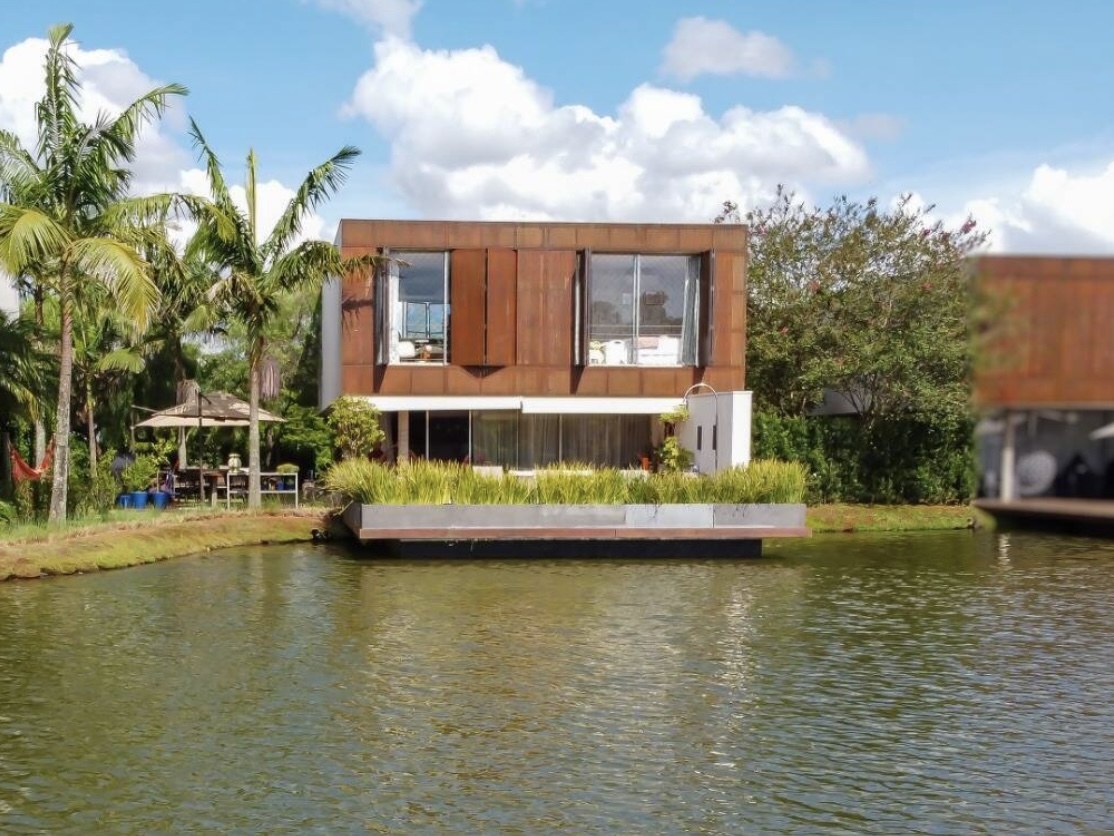 Casa contemporânea à beira do lago no Boa Vista Village