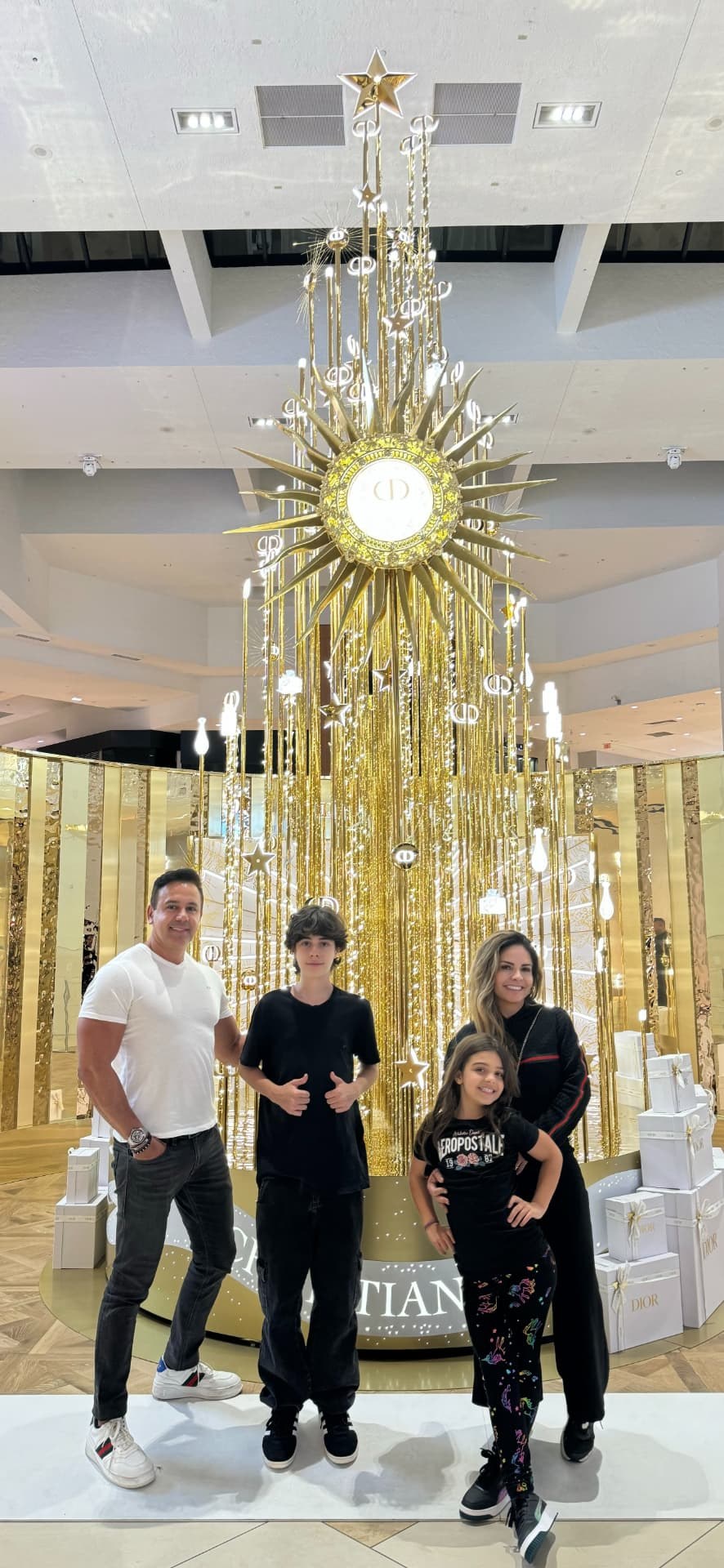 Cristiano Gomes com a esposa e os dois filhos